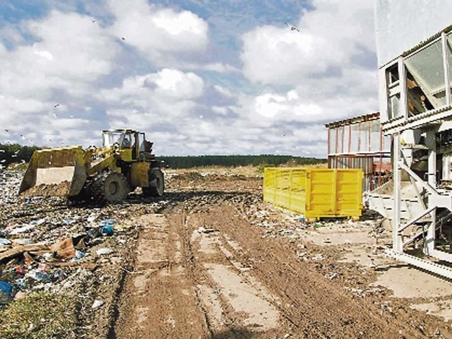 Wysypisko śmieci w Szczecinku (Trzesiece) w tym roku kończy swój żywot. Miało je zastąpić wysypisko w Jeziorkach, położone w centralnym punkcie pow. Szczecinek. 