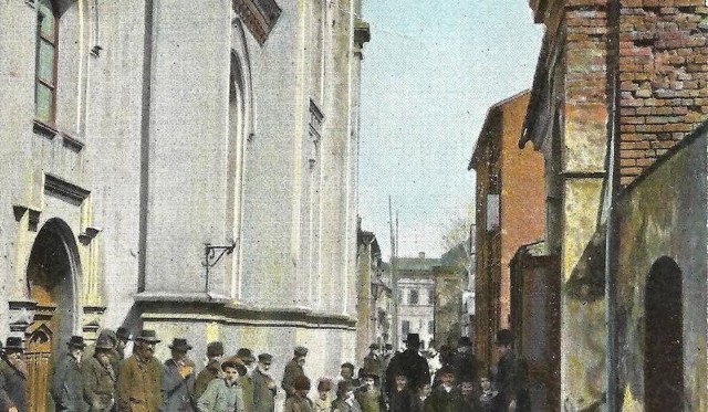 Wielka Synagoga została zbudowana w latach 1863-1873 na miejscu starszej bóżnicy. Nocą z 29 na 30 listopada 1939 roku została spalona przez Niemców. W 1941 roku jej zgliszcza zostały rozebrane, a teren po nich został wykorzystany do budowy schronów przeciwlotniczych
