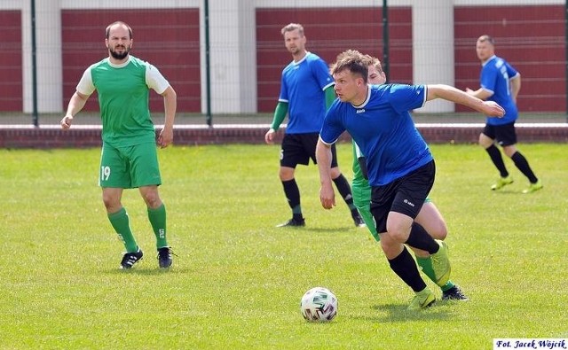 Piłkarze Sokoła Karlino (niebieskie koszulki) podczas jednego z meczów sparingowych w ostatnich tygodniach.