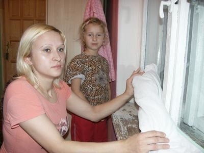 - Okno w pokoju dzieci jest nieszczelne, dlatego jesienią i zimą uszczelniam je kocami - narzeka Dominika Kowalik (na zdjęciu z córka Julią)
