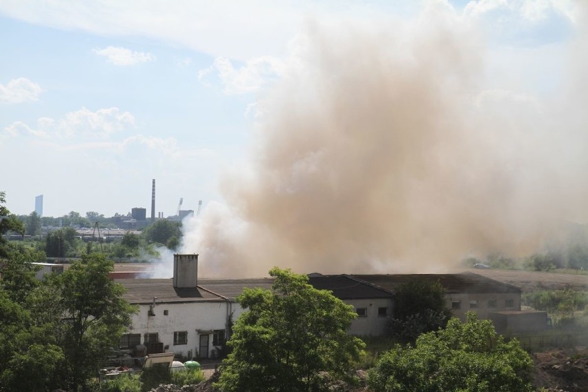 Wielki pożar na Swojczycach we Wrocławiu. Płonęły chemikalia