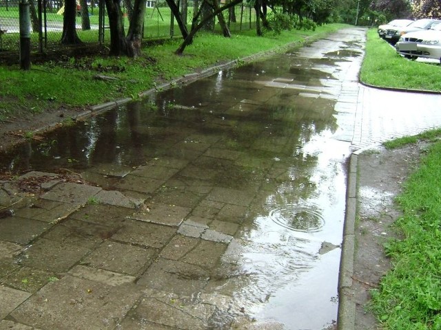 Tak wygląda chodnik łączący ulice Banacha i Zygmunta Augusta po opadach deszczu.