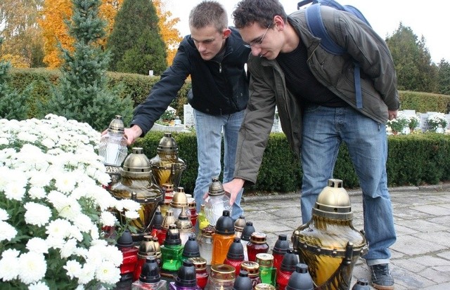 Łukasz Urbański i Marcin Fabijański przy pomniku poświęconym polskim żołnierzom.