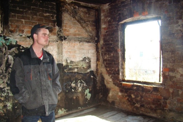 Zniszczenia pożarowe pokazuje Damian Leśniak, krewny właściciela spalonego mieszkania. Pokój na poddaszu oraz jego wyposażenie spłonęło całkowicie.