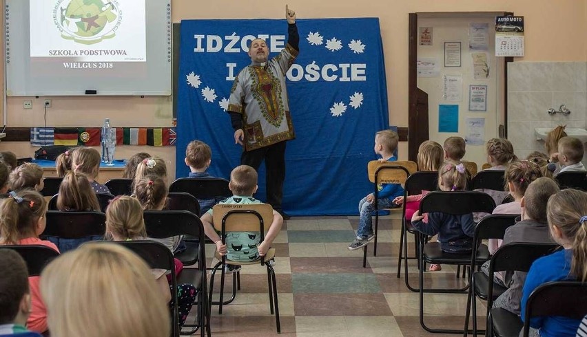 Wielki świat misji w Wielgusie. Ksiądz Piotr Boraca spotkał się z młodzieżą