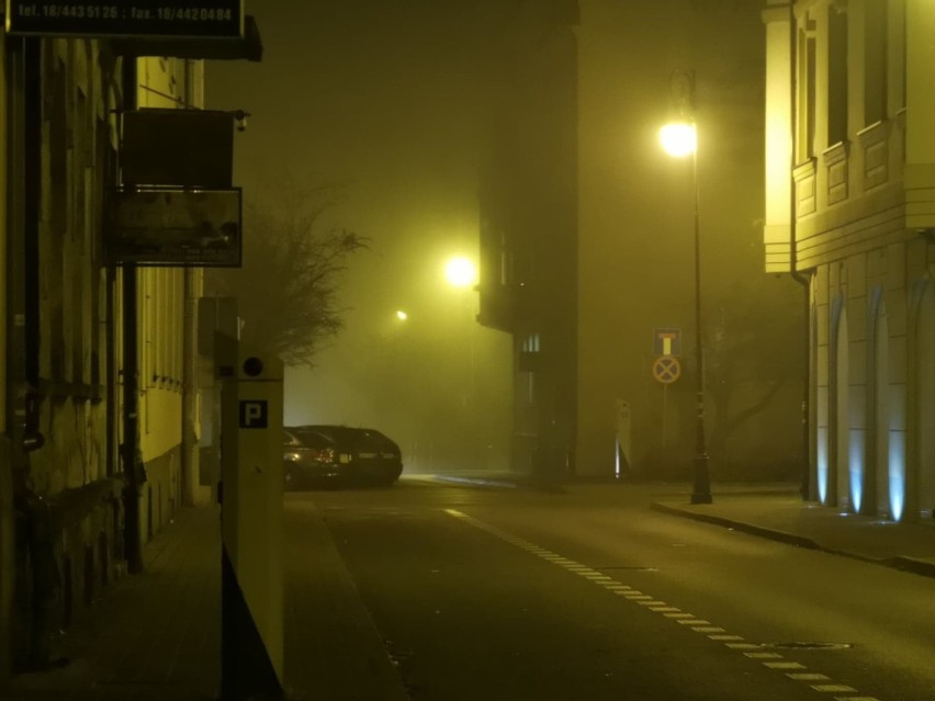 Nowy Sącz. Smog wisi nad miastem. Normy w nocy przekroczone wielokrotnie. Czy da się dziś oddychać? [ZDJĘCIA]