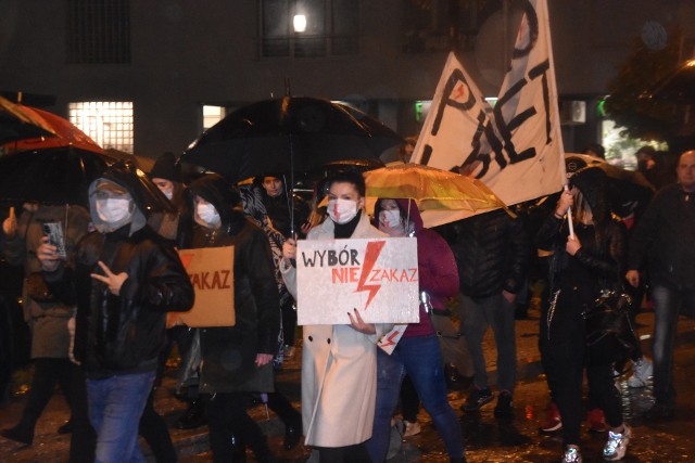 Ponad 500 osób wzięło udział dzisiaj, 30 października, w Strajku Kobiet w Myszkowie.Zobacz kolejne zdjęcia. Przesuwaj zdjęcia w prawo - naciśnij strzałkę lub przycisk NASTĘPNE