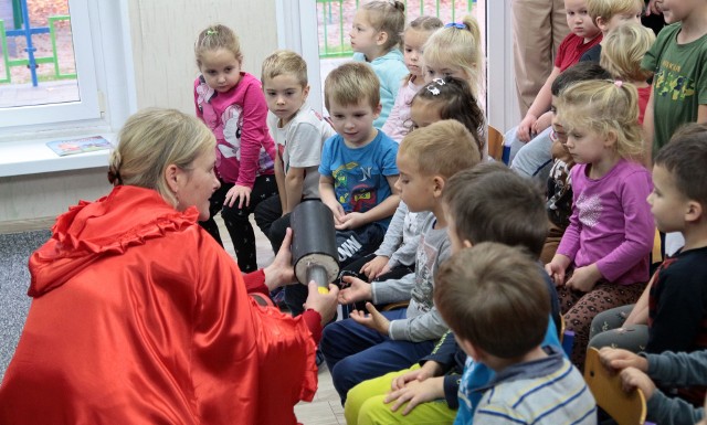 "Lekcję o cieple" w Przedszkolu Miejskim Kuntersztyn poprowadziła ekipa grudziądzkiego OPEC-u z Czerwonym Kapturkiem na czele.
