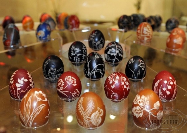 Na określenie ozdobnych jaj używane są różne nazwy: pisanki, kraszanki, skrobanki.