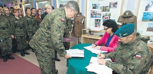 Podpisanie porozumienia, choć jest tylko formalnością pieczętującą współpracę, odbyło się w uroczystej wojskowej oprawie.