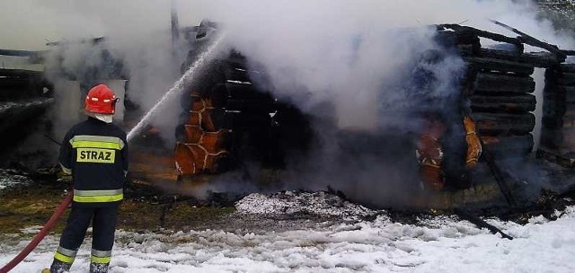 Nowy dworek w Morzywole spalił się doszczętnie. Na zdjęciu dogaszanie ognia.