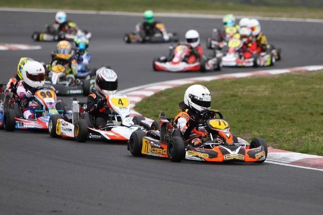 Na torze w Słomczynie odbyła się III runda serii Rotax Max Challenge Poland. Wystartowała czołówka zawodników serii kartingowej Rotaxa w naszym kraju. W zawodach wystartował również Franciszek Belusiak, nasz młody kierowca kartingowy pochodzący ze Staszowa, reprezentujący klub TTSK K-TEAM Tarnów.Franciszek dobrą dyspozycję potwierdził już podczas czasówki, którą zaliczył 9 rezultatem. W biegach kwalifikacyjnych przyjechał kolejno na 5, 7, 7 pozycji. Z kolei w półfinale po ładnej walce z rywalami na torze zajął 7 miejsce. W finale nie zwolnił tempa i kolejny raz dowiódł świetnej formy z najlepszym czasem finału oraz kończąc zawody na podium - zajmując 2 miejsce. Ostatecznie całe zawody zakończył na trzecim miejscu, a w klasyfikacji generalnej całego sezonu zajmuje 4 pozycję.Kolejną rundę serii Rotax Max Challenge Poland 2019 zaplanowano na 20-21 lipca na torze w Słomczynie.Dodajmy, że Franciszek Belusiak z powodzeniem trenuje również piłkę nożną w Baszcie Rytwiany. (dor)