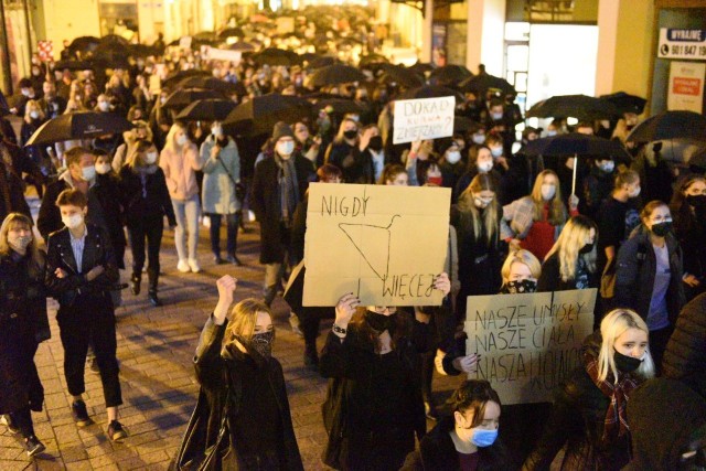 W piątek, 23 października 2020, w miastach w całej Polsce tłumy wyszły na ulice, by protestować przeciwko wyrokowi Trybunału Konstytucyjnego. Polki i Polacy wyrażali swój sprzeciw wobec stwierdzenia niezgodności z Konstytucją przepisów wprowadzających aborcję eugeniczną. W praktyce zamyka to drogę do legalnej aborcji w Polsce.W Bydgoszczy przeciwnicy wyroku zebrali się przed siedzibą PiS na manifestacji pod hasłem „Pogrzeb praw kobiet”. Ze zniczami w dłoniach protestowano także w Inowrocławiu. Z kolei ulicami Torunia przeszedł "Czarny spacer".