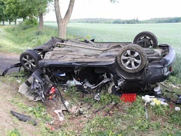 W rozbitym samochodzie  zginęli dwaj mieszkańcy Poznania.