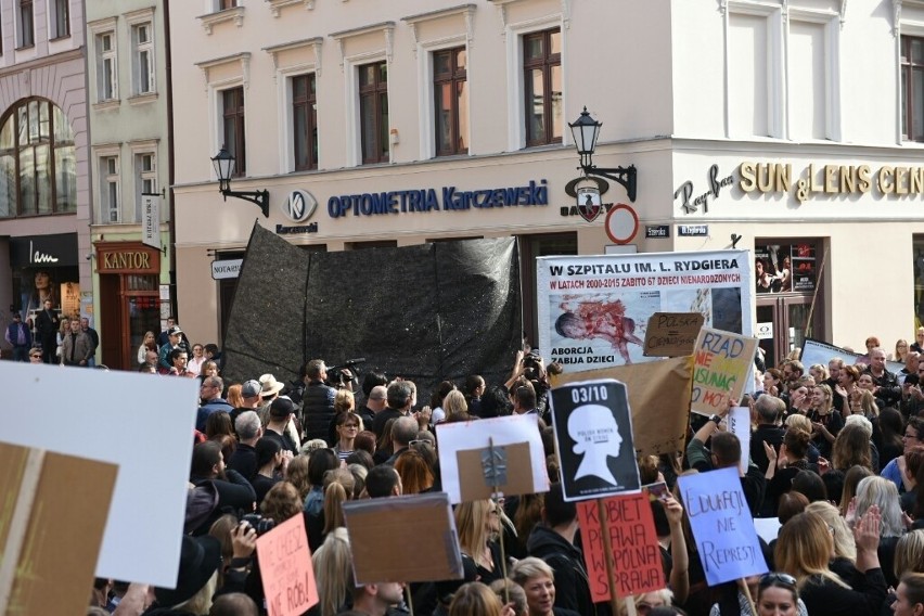 Manifestacja Pro-life pod pomnikiem Kopernika