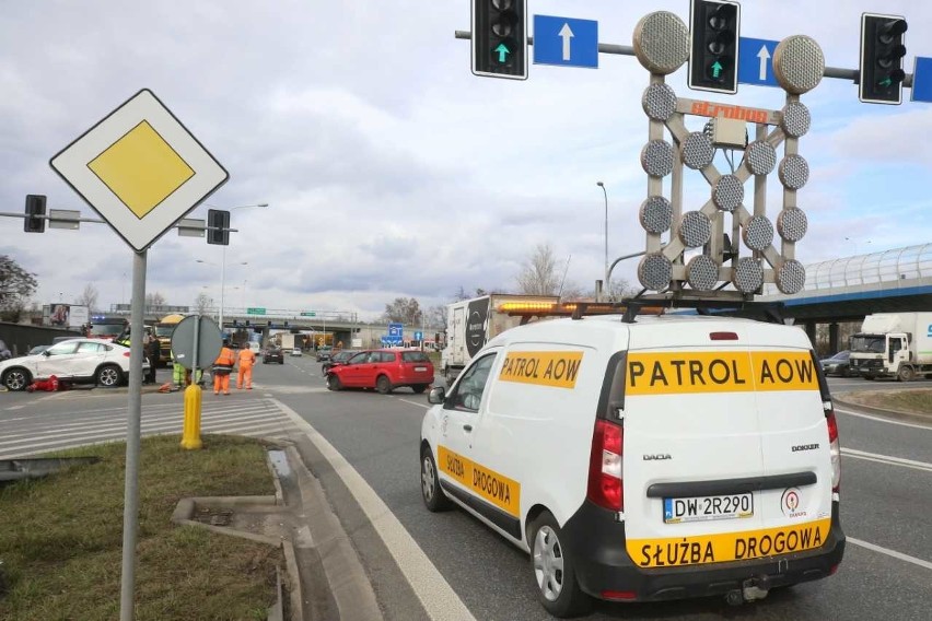 Wypadek przy wjeździe na AOW koło stadionu [ZDJĘCIA]