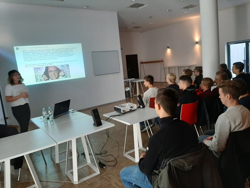 Misją NBP jest m.in. edukacja ekonomiczna.