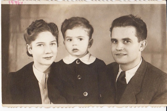 Janina i Feliks Kłodzińscy z synem Andrzejem. Bydgoszcz, 1946 rok