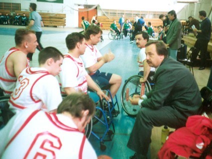 Ryszard Rodzik (z prawej) od lat pracuje ze sportowcami niepełnosprawnymi