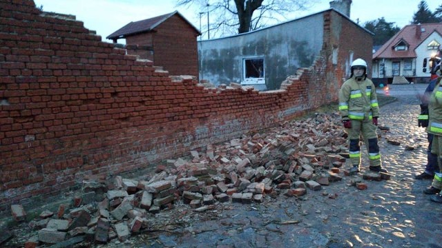 Prabuty, ul. Zielna. Wiatr zniszczył mur [10.02.2020]