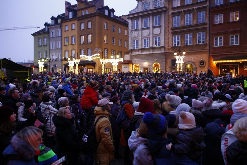 Warszawa: Kolędowanie na placu Zamkowym 2020 [ZDJĘCIA] Mieszkańcy stolicy śpiewali wspólnie z Ewą Jurkiewicz i zespołem Enej