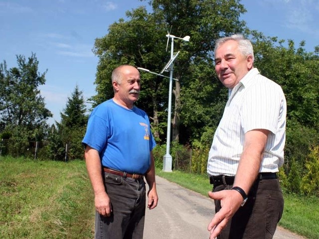 Spokojniej można przejść przez do tej pory nieoświetlone odcinki dróg i chodników, z których korzysta wieczorem sporo ludzi &#8211; uważa Jan Cholewa z Pełkiń (po lewej) w rozmowie z Romanem Kałamarzem, wójtem gminy Jarosław.