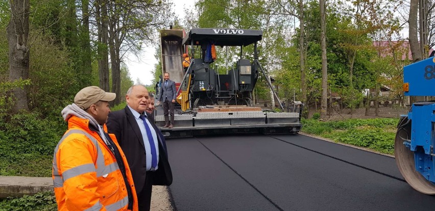 Remonty kolejnych dróg. Władze gminy Pińczów współpracują z powiatem. Jest 570 tysięcy złotych dofinansowania [ZDJĘCIA]