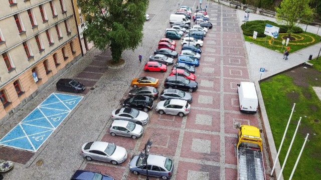 Na placu Ratuszowym kierowcy za pierwszą godzinę parkowania zapłacą 1 zł. Ale nie będzie już możliwości darmowego parkowania przez pierwsze 30 minut