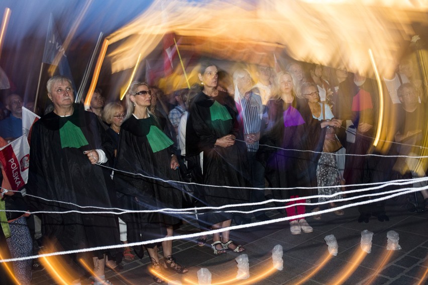 "Obudź się, grozi nam dyktatura". Protest opozycji w Krakowie [ZDJĘCIA]