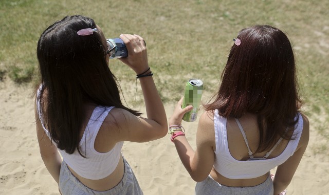 Wśród młodzieży i dzieci nastała moda na napoje energetyczne. Sięgają po nie, nie tylko przed sprawdzianami, ale też w trakcie imprez czy zabawy