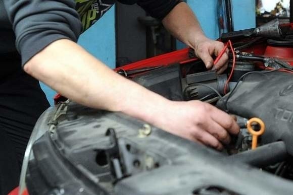 Wielu absolwentów szkół mechanicznych zdobyło cenne doświadczenie, dzięki praktykom w zakładach samochodowych.