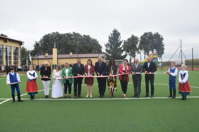 Nowy kompleks sportowy w Borzyminie otworzyli samorządowcy, nauczyciele i uczniowie.
