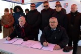Umowa na budowę II etapu obwodnicy Włoszczowy podpisana. W wydarzeniu uczestniczył minister Infrastruktury Andrzej Adamczyk - zdjęcia