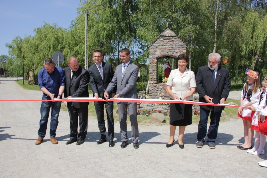 W Łącku w gminie Postomino uroczyście otwarto nowe drogi. –...