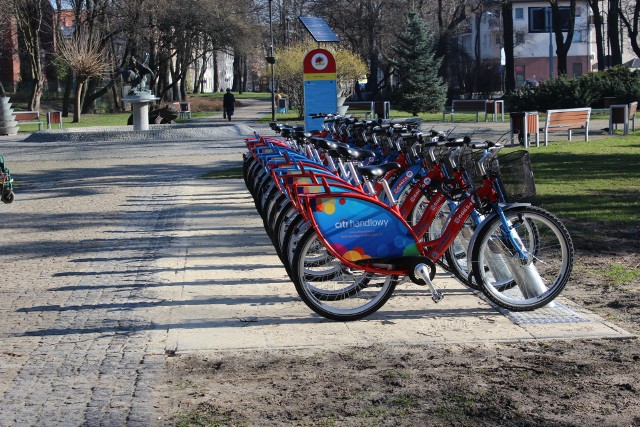 W Gliwicach miejskie rowery pojawiły się dopiero dzisiaj, ale już nie brakuje chętnych na przejażdżkę