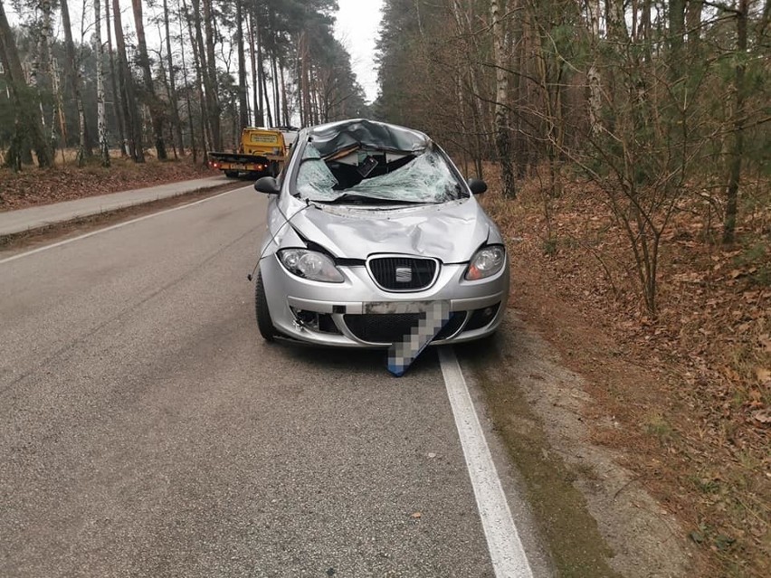 Auto jest poważnie uszkodzone. Kierowcy nic się nie stało....