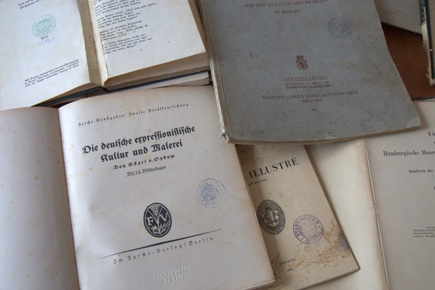 Bydgoscy policjanci odzyskali książki, stanowiące polskie straty wojenne