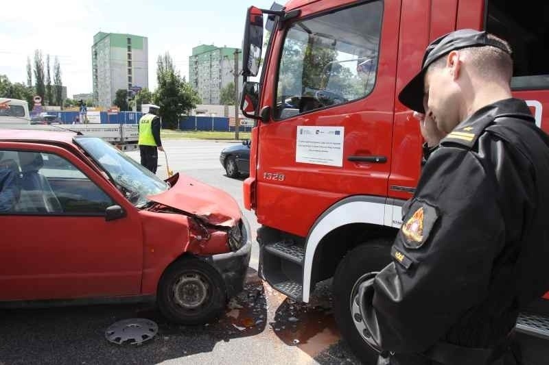 Wypadek na Aleksandrowskiej: Wóz strażacki zderzył się z cinquecento! Są ranni. Droga zamknięta [zdjęcia]
