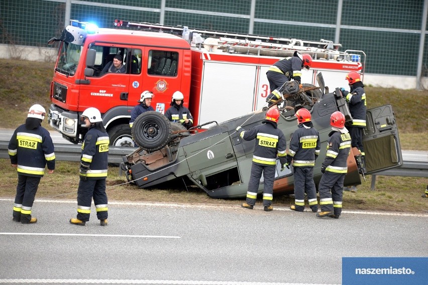 Wypadek samochodu Wojska Polskiego na autostradzie A1 obok Włocławka [zdjęcia]