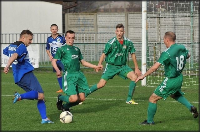 Piłkarze Sokoła Nisko (zielone stroje) zremisowali na wyjeździe z Crasnovią Krasne 3:3.