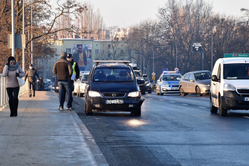 28-letni kierowca opla nie zachował ostrożności i najechał...