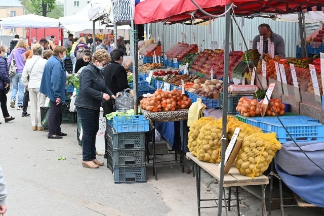 W piątek 14 maja na kieleckich bazarach mnóstwo klientów oblegała stoiska z owocami i warzywami. Hitem były truskawki, które szybko tanieją. W piątek kilogram kosztował już 15 złotych, kiedy jeszcze parę dni temu trzeba było płacić 20. Trzymają ceną młode ziemniaki - po są 4 do 4,50 złotych, bardzo drogi jest kalafior - po 14 złotych. Tanieją też pomidory, cebula, marchew.   Zobaczcie na kolejnych slajdach ceny owoców i warzyw na kieleckich bazarach