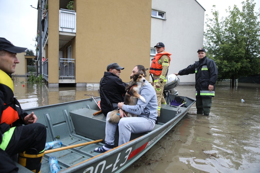 Kraków-Bieżanów. To tu żywioł uderzył najmocniej. Woda wdarła się do mieszkań [REPORTAŻ]