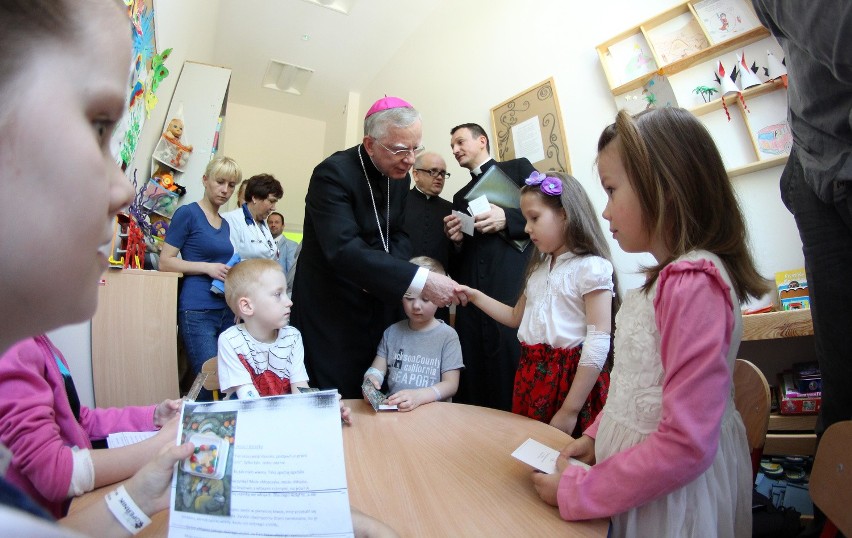 Dzień Dziecka w szpitalu Korczaka. Pacjenci dostali różańce i zabawki [ZDJĘCIA]