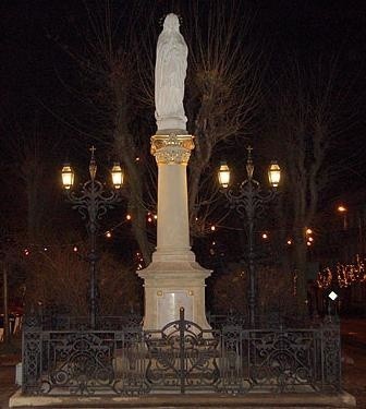 Kolumnę Maryjną wykonano w 1897 roku.