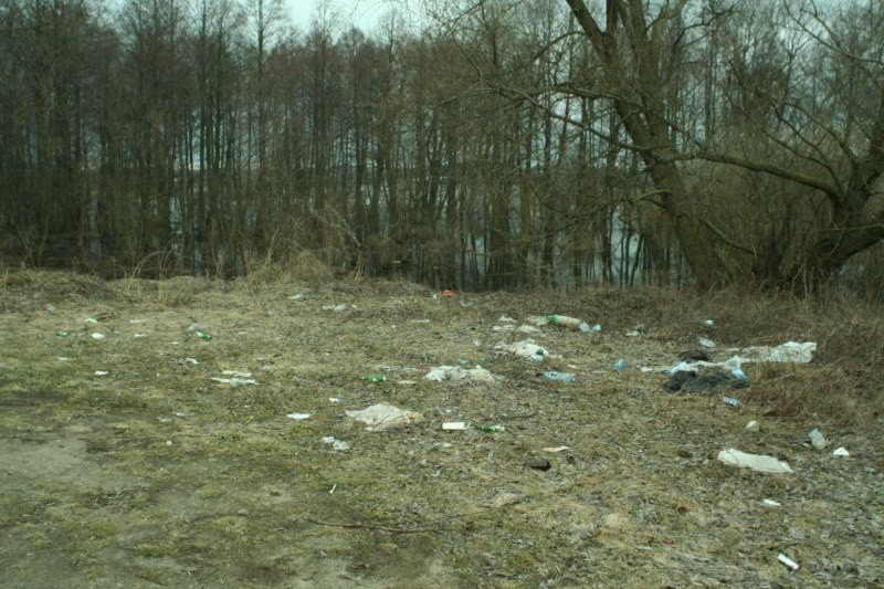 Wysypisko śmieci w parku krajobrazowym nad Narwią