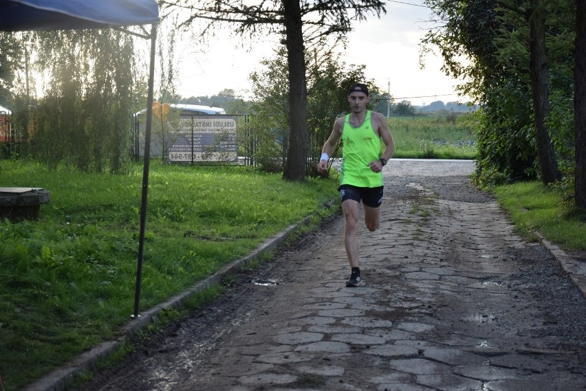 Biegli w pobiednickim półmaratonie, żeby pomóc zarobić na leczenie dla chorych osób [ZDJĘCIA]