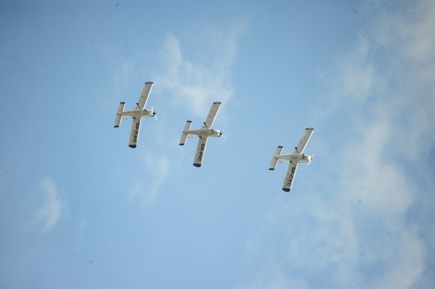 Podniebne akrobacje samolotów podczas Święta Lotnictwa...