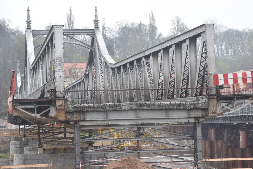 Po podniesieniu mostu prace na zabytkowym obiekcie w Krośnie...