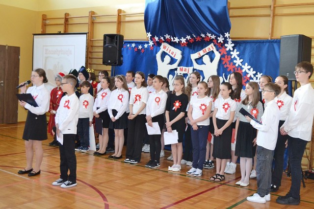 Obchody Narodowego Święta Konstytucji 3 Maja w Szkole Podstawowej numer 2 we Włoszczowie. Więcej na następnych zdjęciach >>>